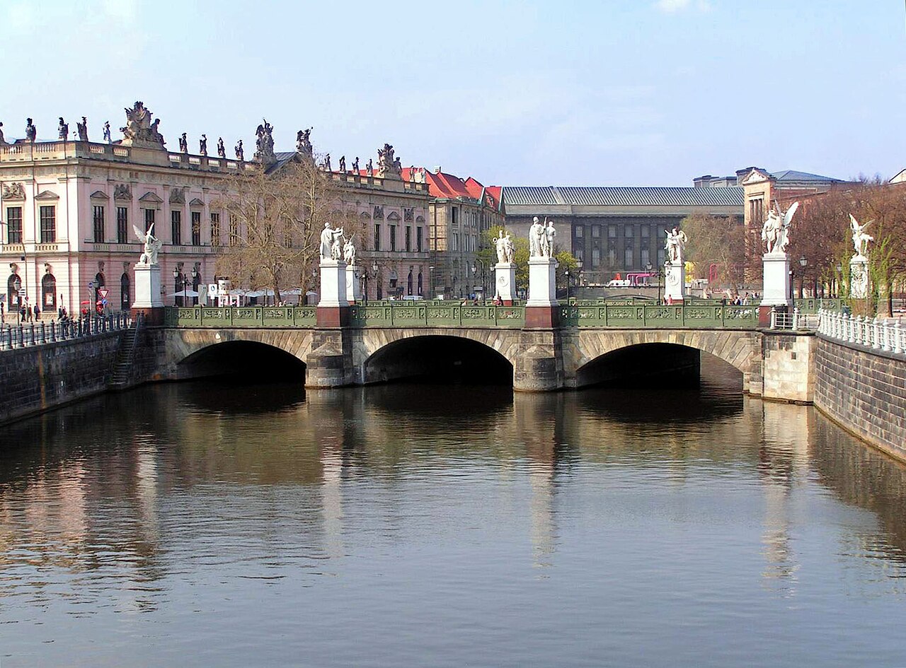 statues on the Palace Bridge by Emil Wolff